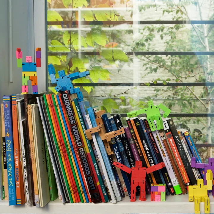 Le Cubebot de Areaware comme décoration sur les livres