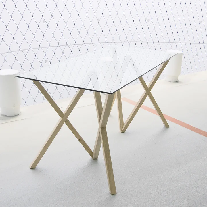 Le tréteau de la table Mika de Hans Hansen offre un support solide.