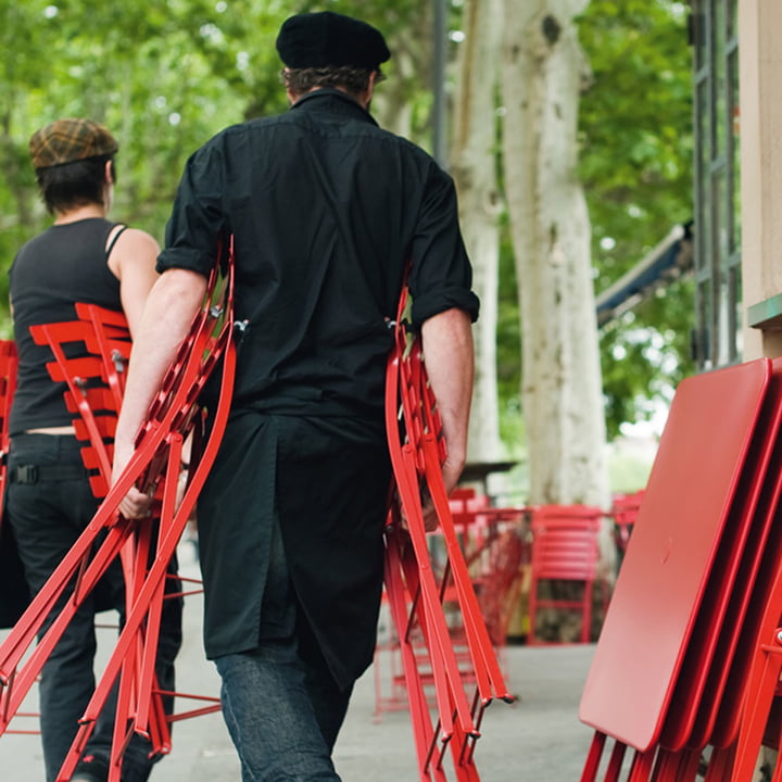 La chaise pliante et les tables se replient rapidement.