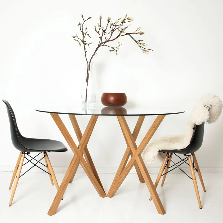Table à manger ronde en verre grâce au tréteau de table Mika de Hans Hansen