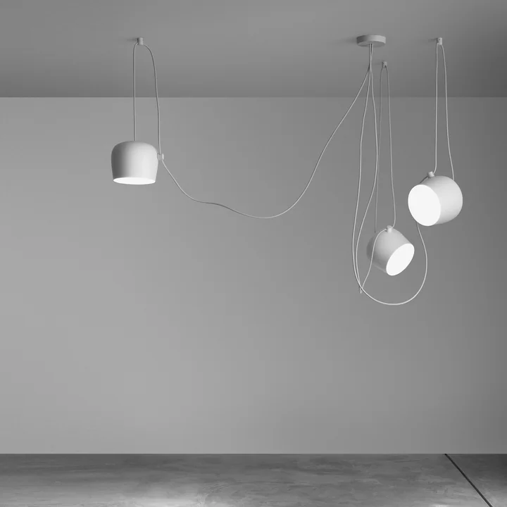 Les luminaires suspendus AIM, blancs, de Flos en combinaison les uns avec les autres