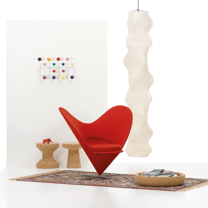 Hang it all par Vitra dans diverses nuances de rouge