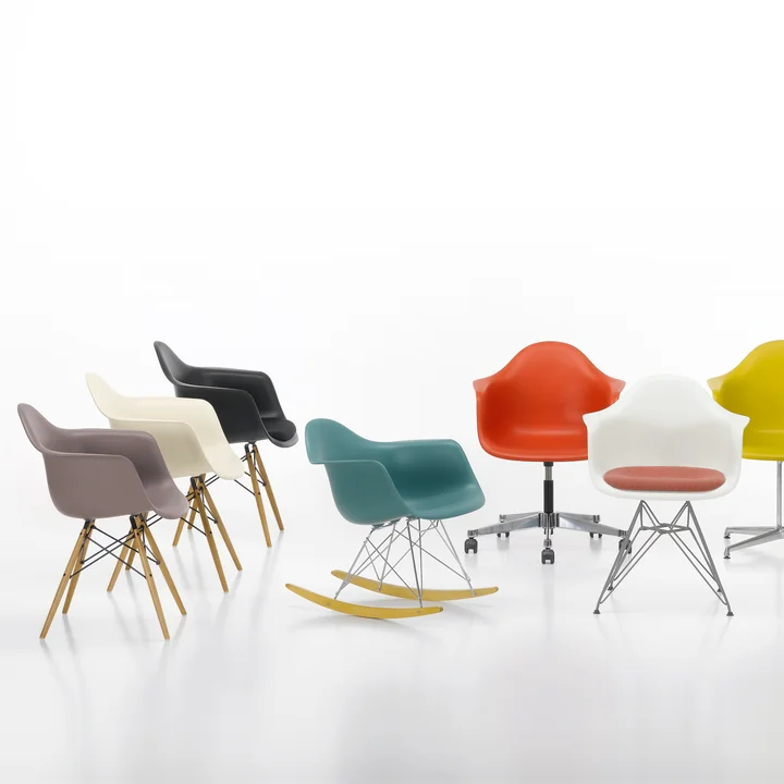 Eames Plastic Chairs de Vitra
