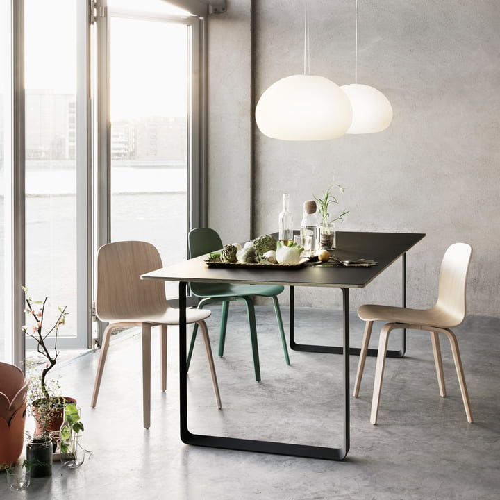 70/70 Table à manger et chaise Visu de Muuto dans la salle à manger