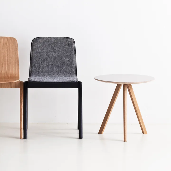 La table d'appoint Copenhague CPH20 de HAY avec chaises
