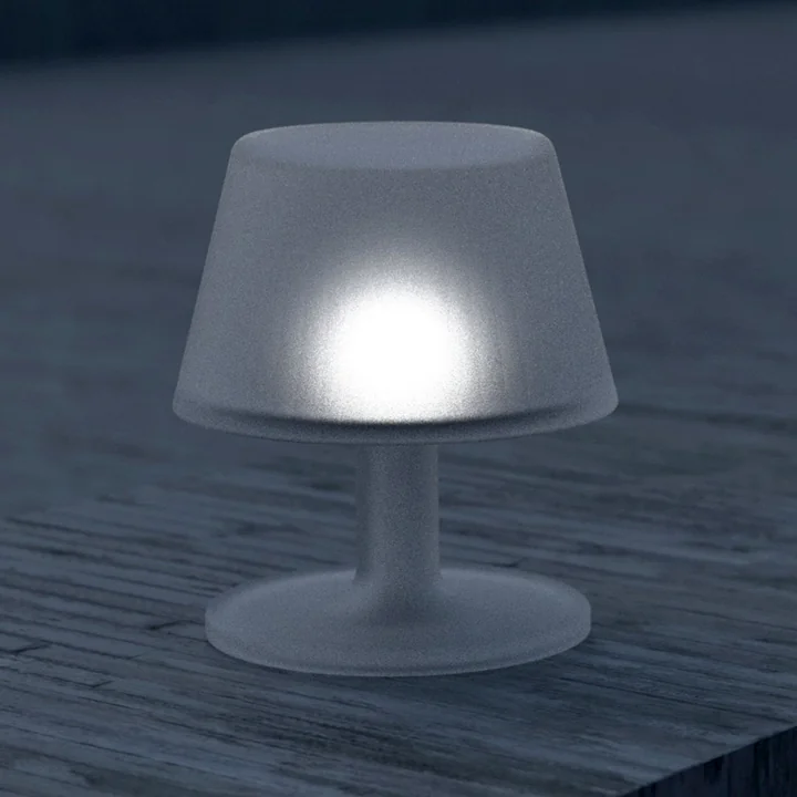 La lampe de table SunLight de Eva Solo apporte une lumière d'ambiance dans le jardin