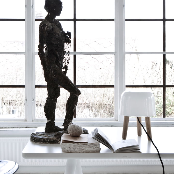 &Tradition - Milk Lampe de table de & Tradition avec câble noir et pieds en bois de chêne