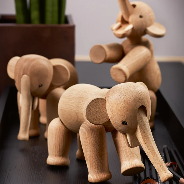 Un troupeau d'éléphants en bois