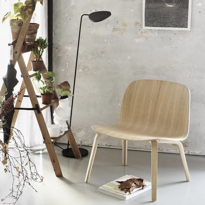 Visu Lounge Chair et le lampadaire Leaf de Muuto