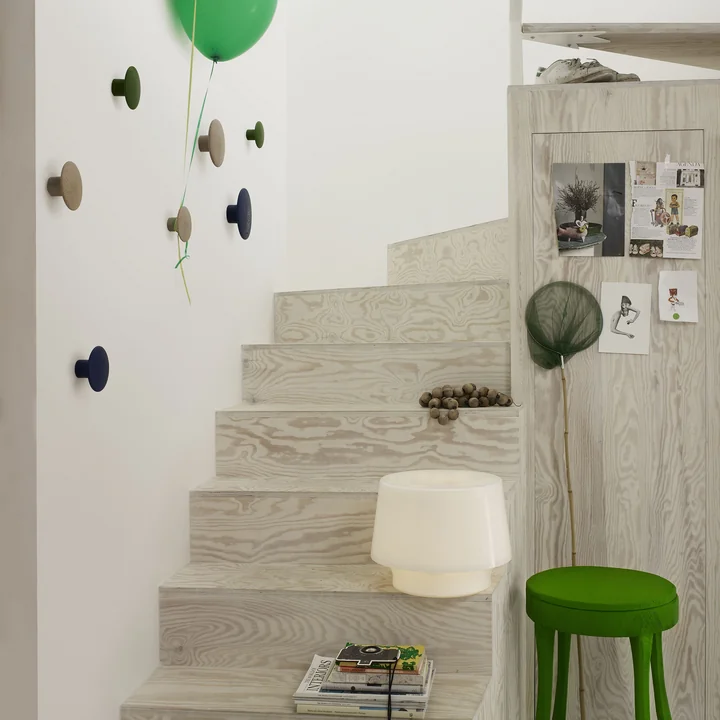 Crochet mural "The Dots" avec lampe de table Cosy in White de Muuto