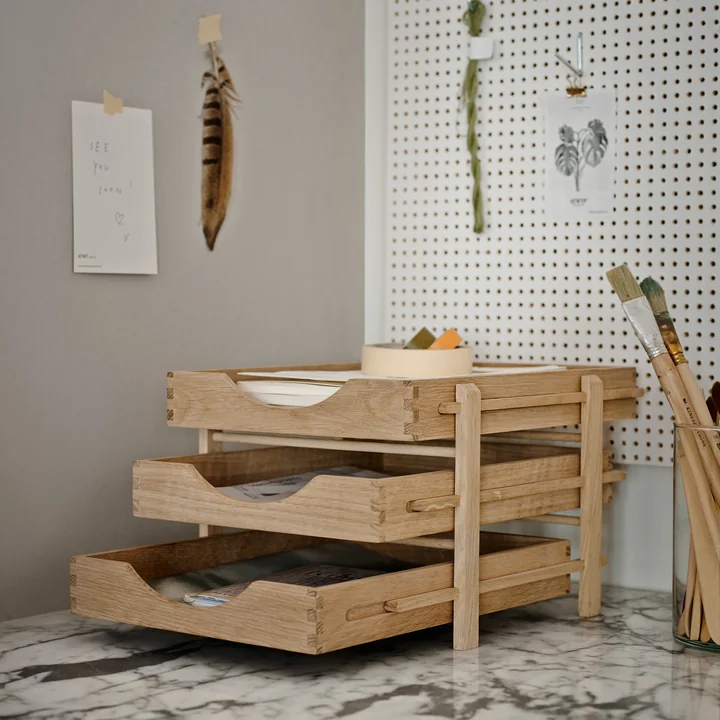 Le site Dania Letter Tray de Skagerak sur un bureau en marbre