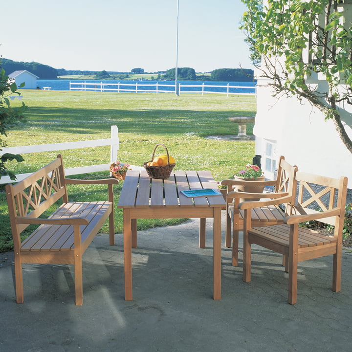 Le banc Skagen de Skagerak devant une pelouse verte à côté de la maison