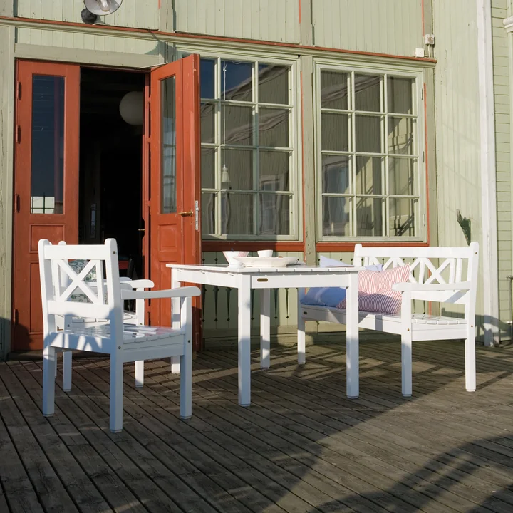 Le banc Skagen de Skagerak sur la terrasse en bois devant la maison
