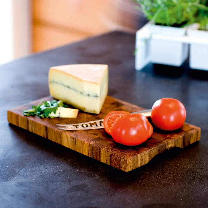 La planche à découper de Skagerak en teck avec tomates et fromage en tranches