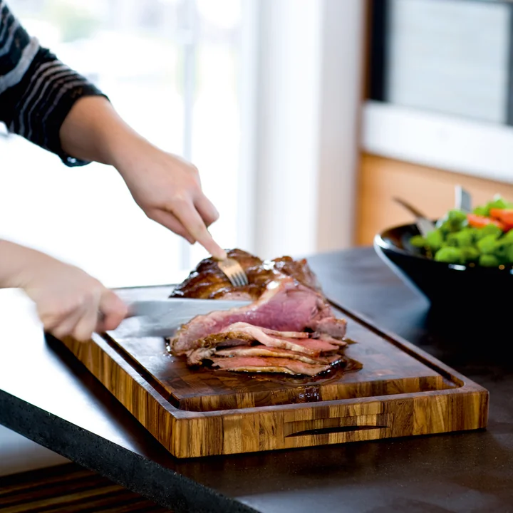 La planche à découper de Skagerak permet aussi de couper du steak