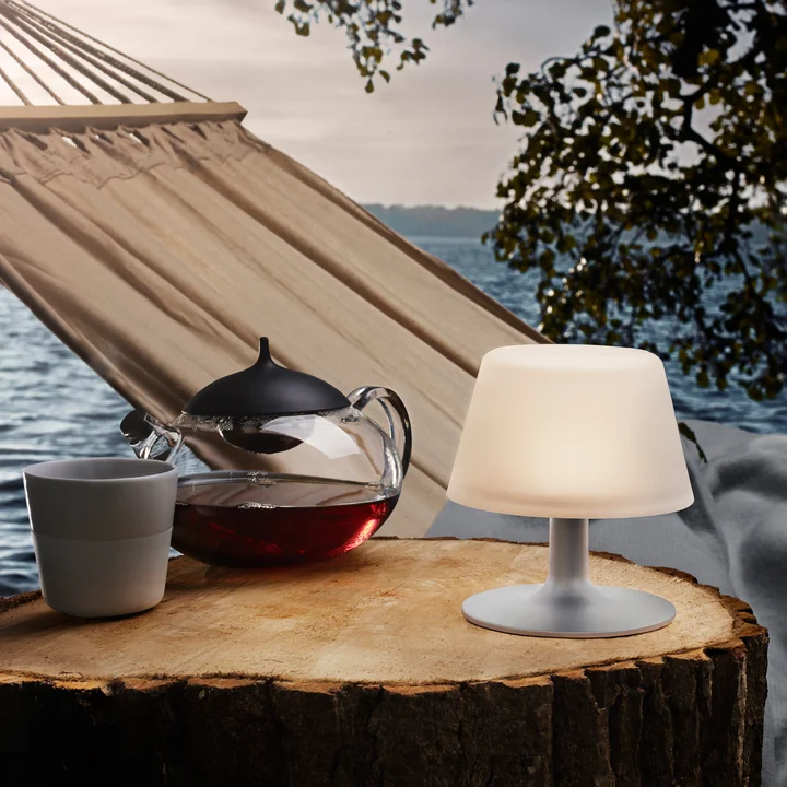 La lampe de table SunLight de Eva Solo à l'extérieur devant un hamac