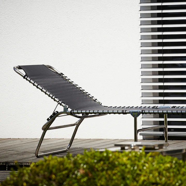Amigo XXL Chaise longue noire à trois pieds de Fiam sur la terrasse