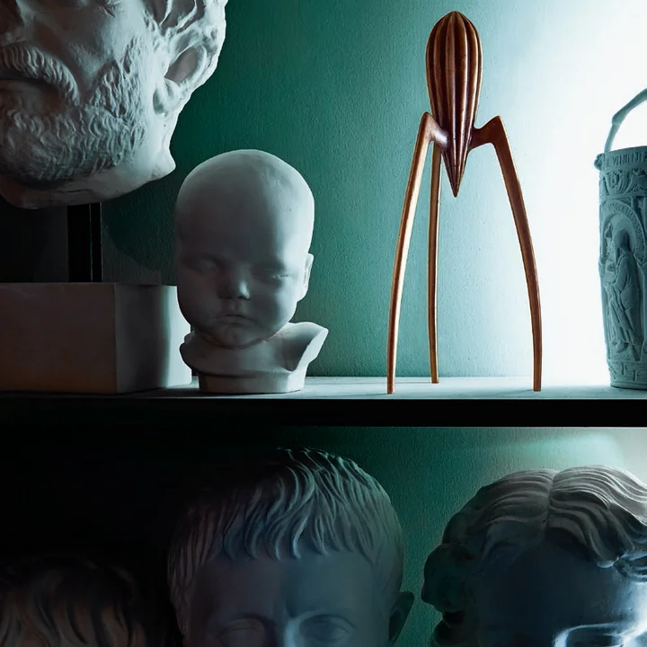 Presse-citron Juicy Salif bronze, parmi des objets d'art