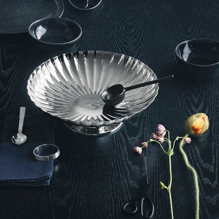 Miroir poli sur la table de salle à manger