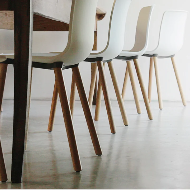 Hal Wood Chaise de Vitra en chêne clair et avec coque blanche