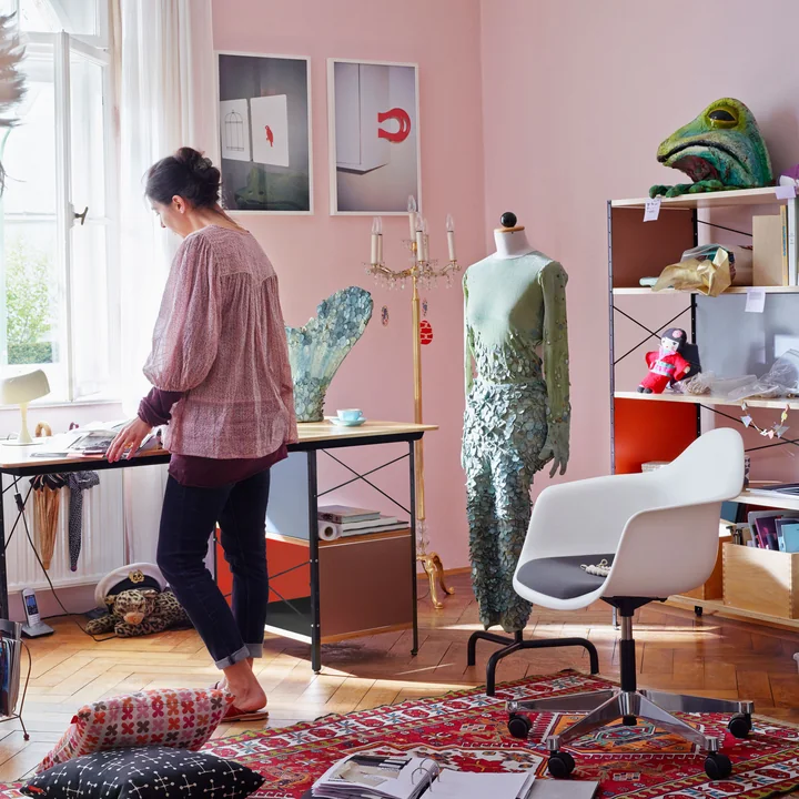 Eames Desk Unit, Eames Storage Unit 2 OH et Eames Plastic Armchair PACC de Vitra