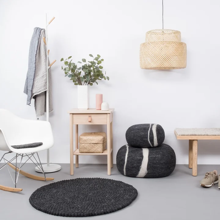 Hugo Tapis rond de myfelt devant le canapé