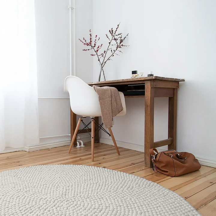 Linéa Tapis rond de myfelt devant le bureau