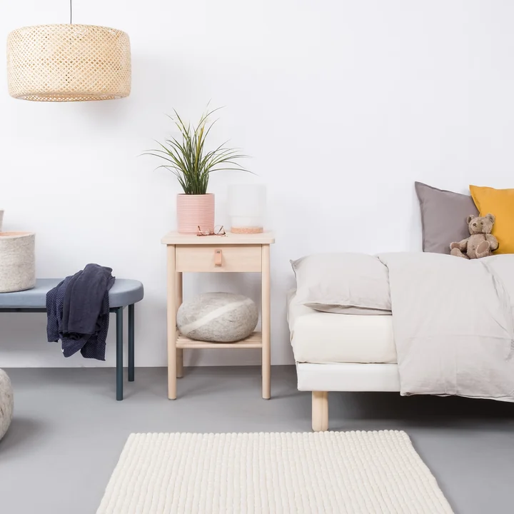 Linéa Tapis Rectangulaire de myfelt devant le lit.