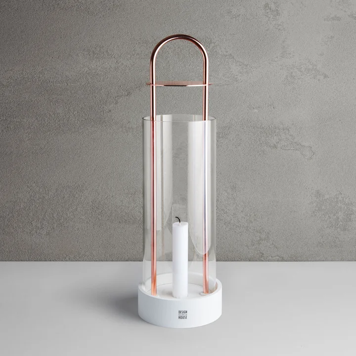 La lanterne Lotus de Design House Stockholm protège les bougies allumées.