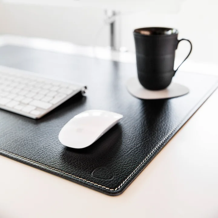 Sous-main Work Mat Square XXL 54 x 74 cm de Lind DNA en noir avec coutures blanches 