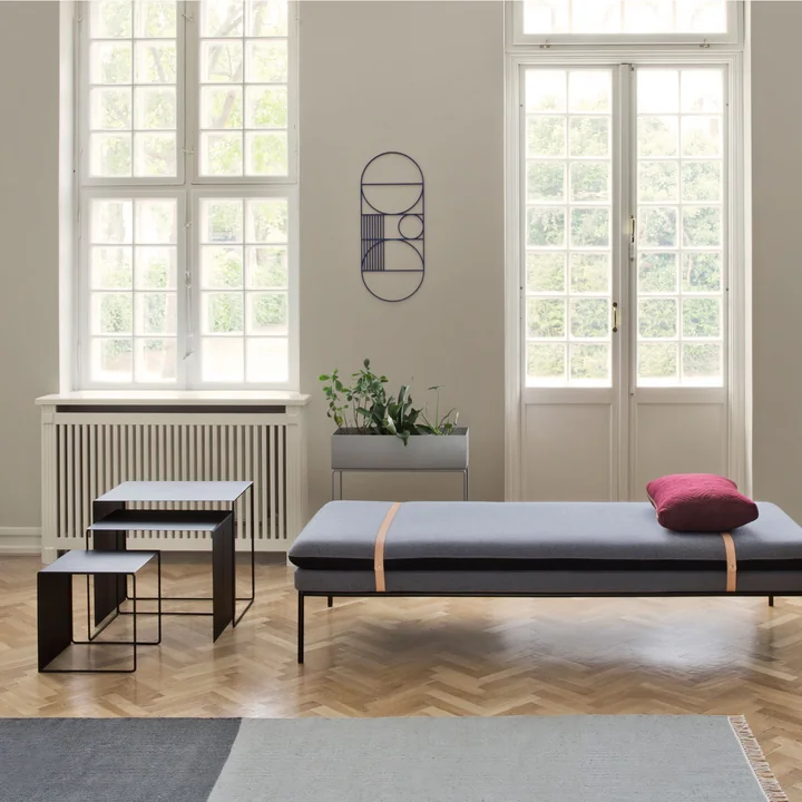 Tapis Kelim Section de Ferm Living avec la décoration murale Outline et le Cluster Tables