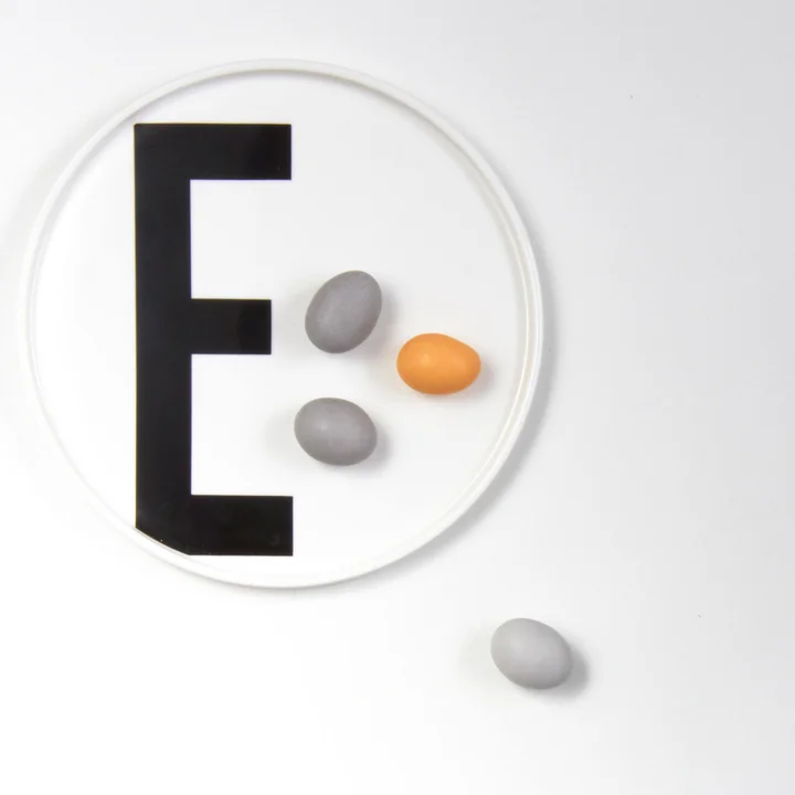 AJ L'assiette en porcelaine E de Design Letters avec la typographie d'Arne Jacobsen