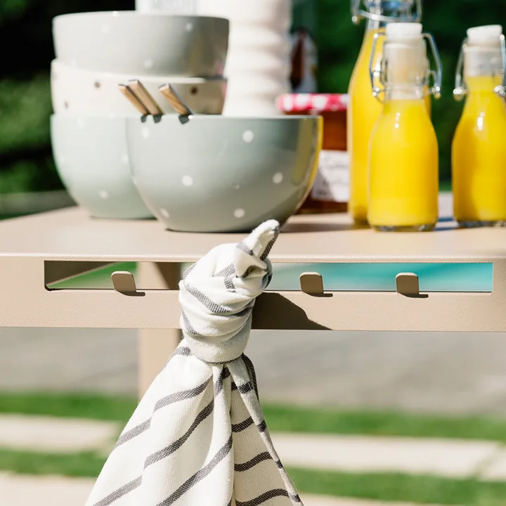 Desserte avec quatre crochets