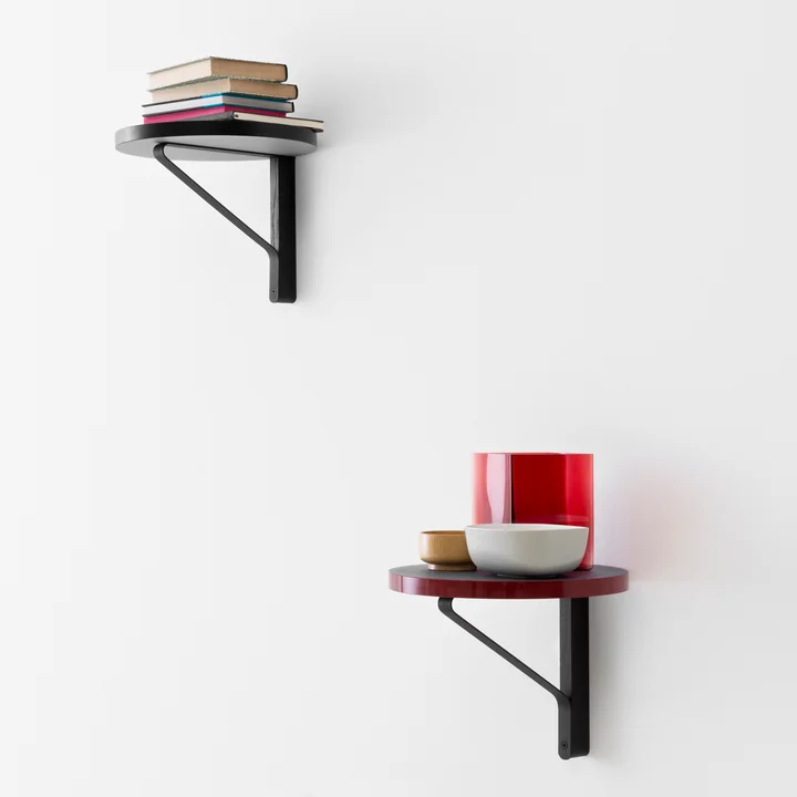 Pieds courbés en acier, disposés en diagonale