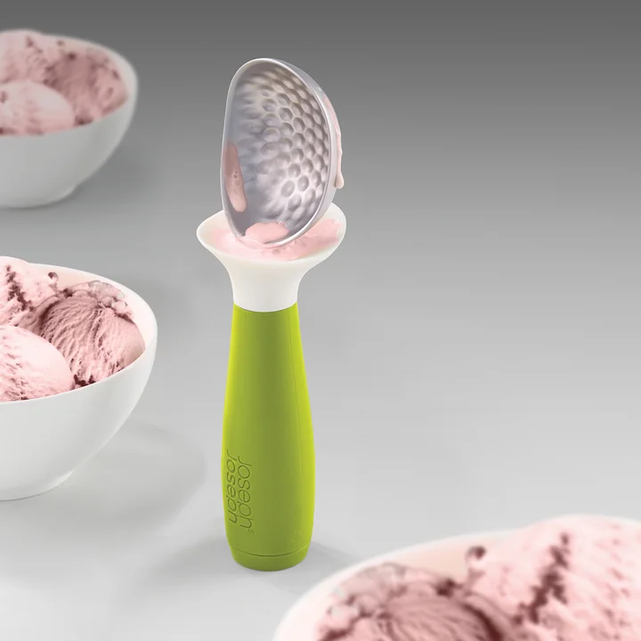 Cuillère à glace qui tient à la verticale