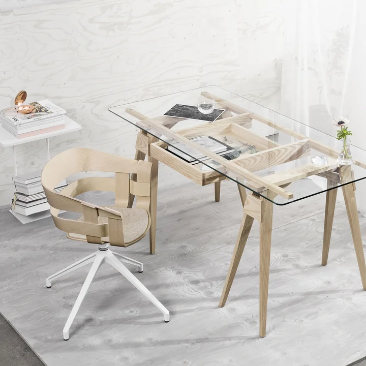 La Wick Chair Wood et le bureau Arco