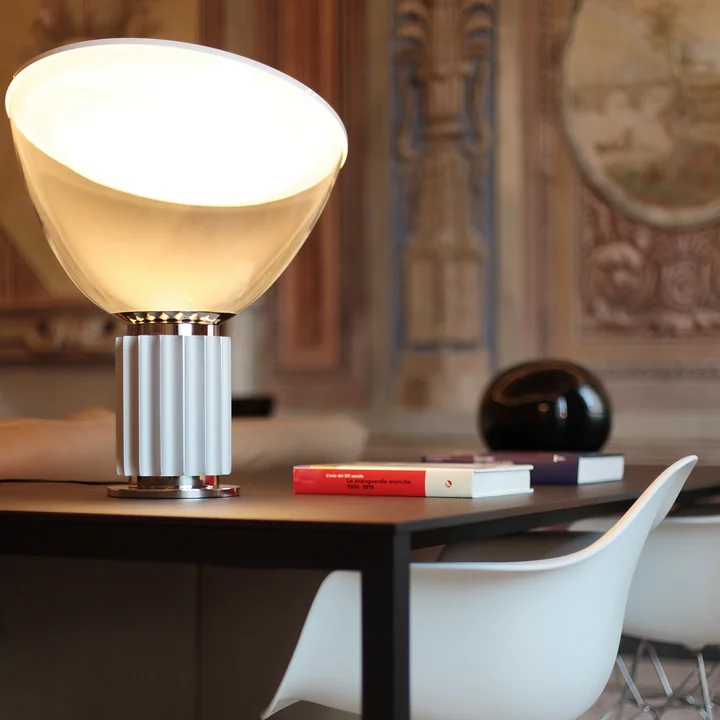 Les Taccia LED lampadaire et lampe de table par Flos en aluminium anodisé