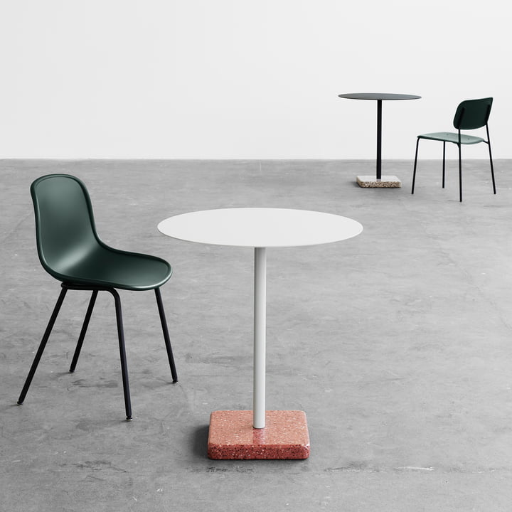 La table ronde Hay - Terrazzo , la chaise Neu13 et la chaise Soft