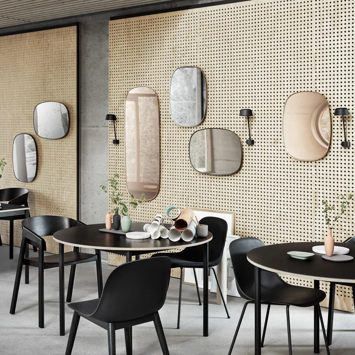 Le Framed Mirror de Muuto en grand et petit avec l'applique Lean