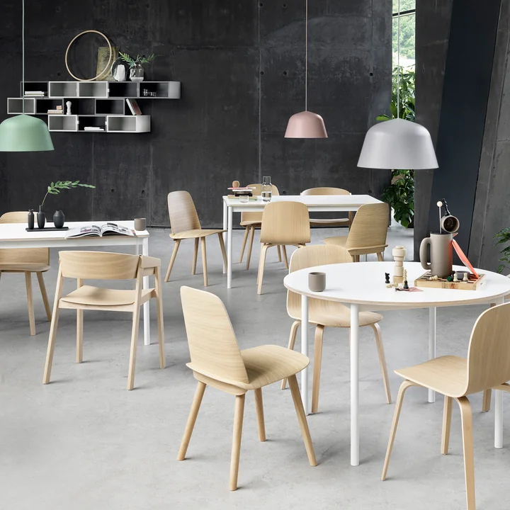 Le site Ambit la lampe suspendue, la chaise Nerd, la chaise Cover, la chaise Visu et la table Base by Muuto