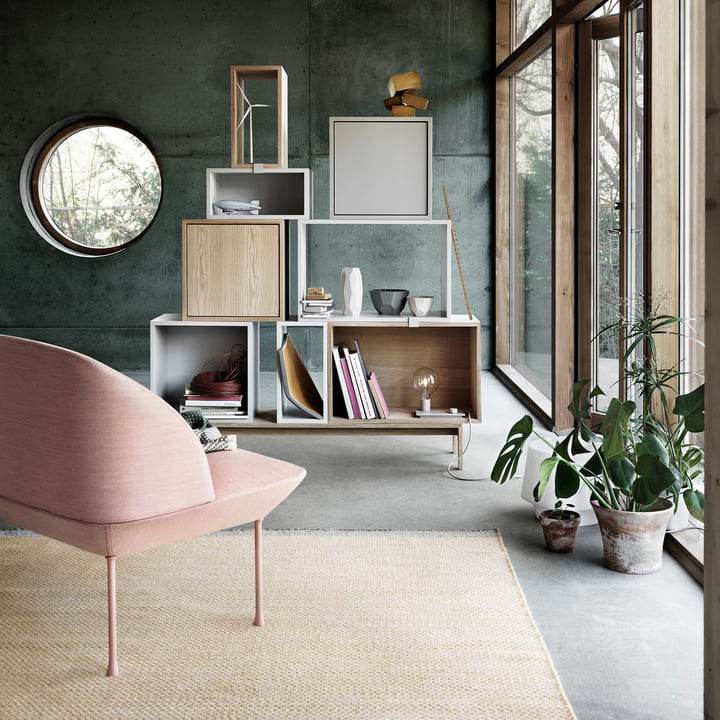 Le site Stacked l'étagère, le tapis Ply Rug et le canapé Oslo de Muuto