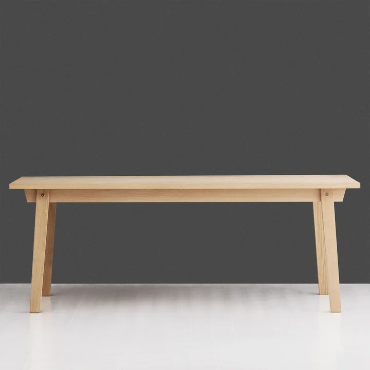 Table à l'apparence scandinave classique