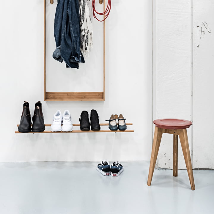 Shoe Rack et tabouret à boutons de We Do Wood