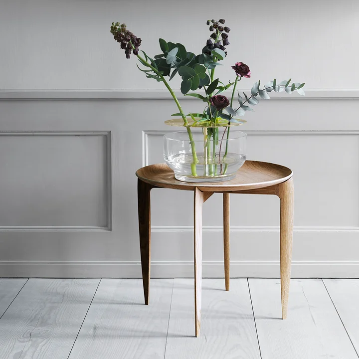Vase design Ikebana sur table d'appoint de Fritz Hansen