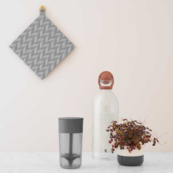 Le gant de cuisine Hold-On et la carafe à eau Cool-It de Stelton