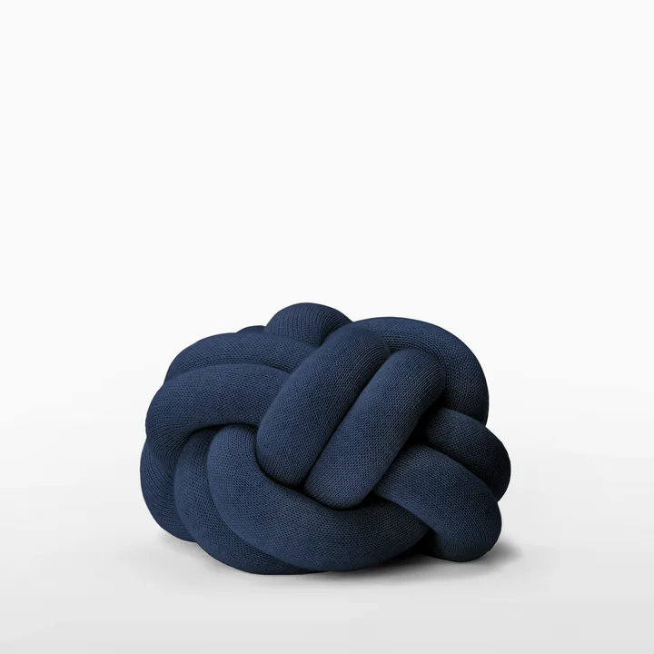 Le Knot coussin de Design House Stockholm dans la couleur Navy