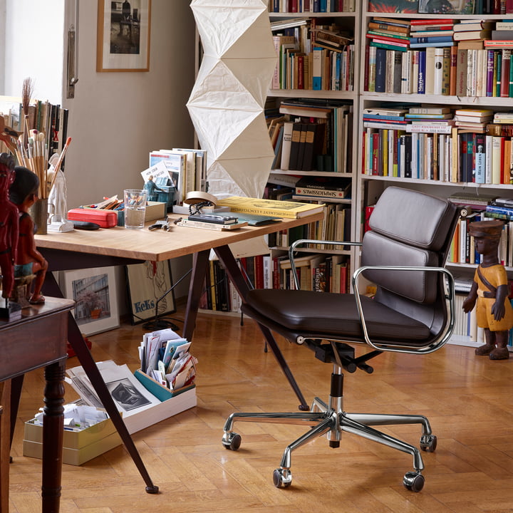 Le site Vitra Soft Pad Chair EA 217 dans un bureau à domicile confortable