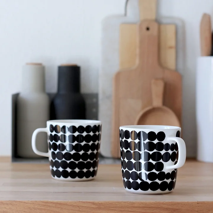 Les tasses Oiva Räsymatto de Marimekko en noir et blanc