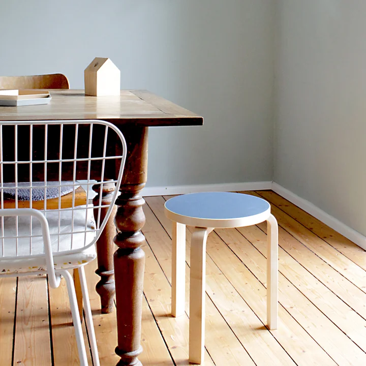 Tabouret 60 de Artek pour la table à manger