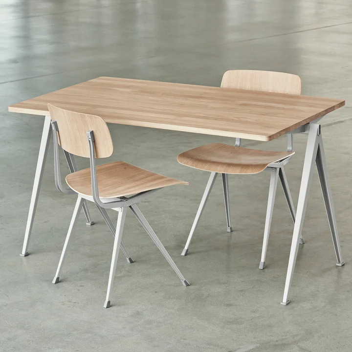 Bureau de la pyramide et Result Les chaires de HAY